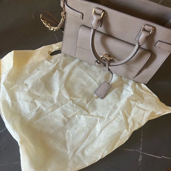 Michael Kors Emma Satchel Lock & Key Handbag with dust cover - Picture 16 of 16